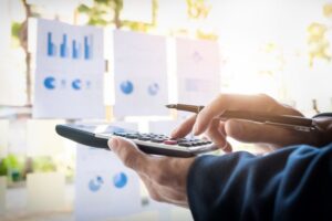 hombre-finanzas-negocios-calculando-numeros-presupuesto-facturas-asesor-financiero-trabajando_1423-120