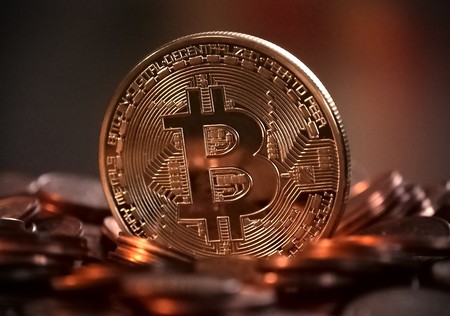 Bitcoin cae mientras el rally récord pierde fuerza