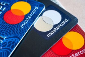 Mastercard permitirá que los negocios acepten pagos en criptomonedas este año