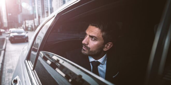 Alexis Nickin, especialista en finanzas digitales dentro de una automóvil.