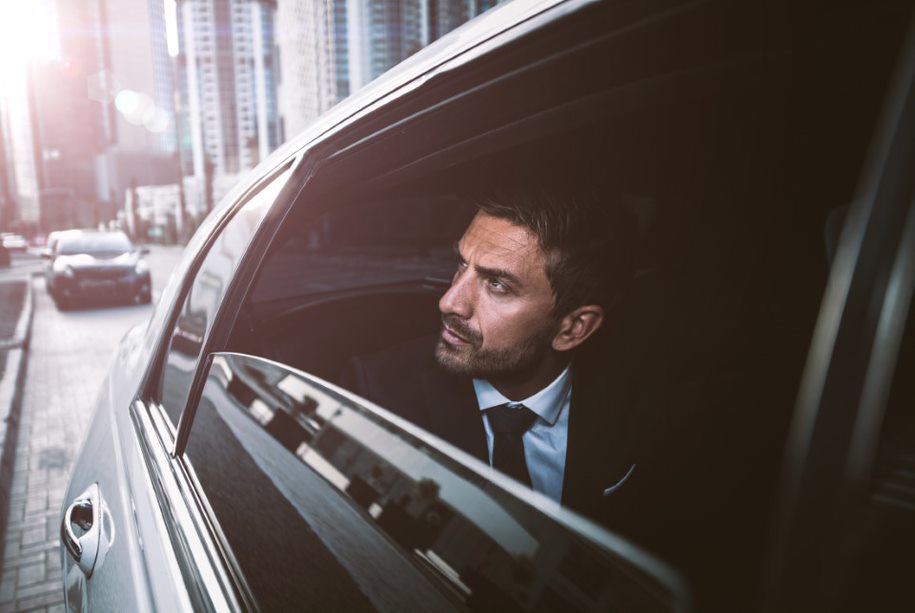 Alexis Nickin, especialista en finanzas digitales dentro de una automóvil.