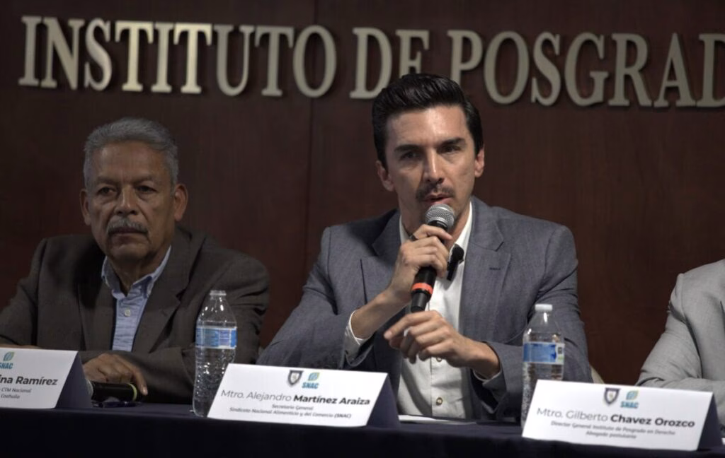 Alejandro Martínez Araiza, líder del SNAC, durante su ponencia en el Instituto de Posgrado en Derecho, reflexionando sobre el papel de la inteligencia artificial en el trabajo humano.