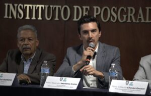 Alejandro Martínez Araiza, líder del SNAC, durante su ponencia en el Instituto de Posgrado en Derecho, reflexionando sobre el papel de la inteligencia artificial en el trabajo humano.