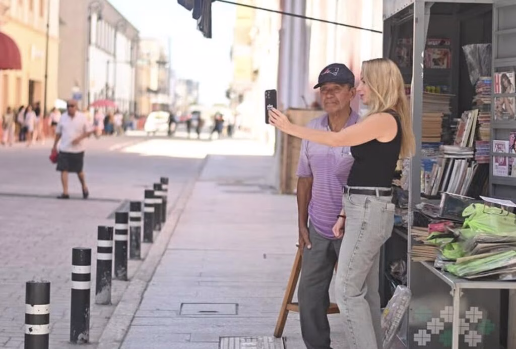 Patricia Lobeira entrega un nuevo módulo al histórico vendedor de periódicos “El Chino” en el Centro Histórico de Veracruz, símbolo de la integración entre modernidad y tradición.