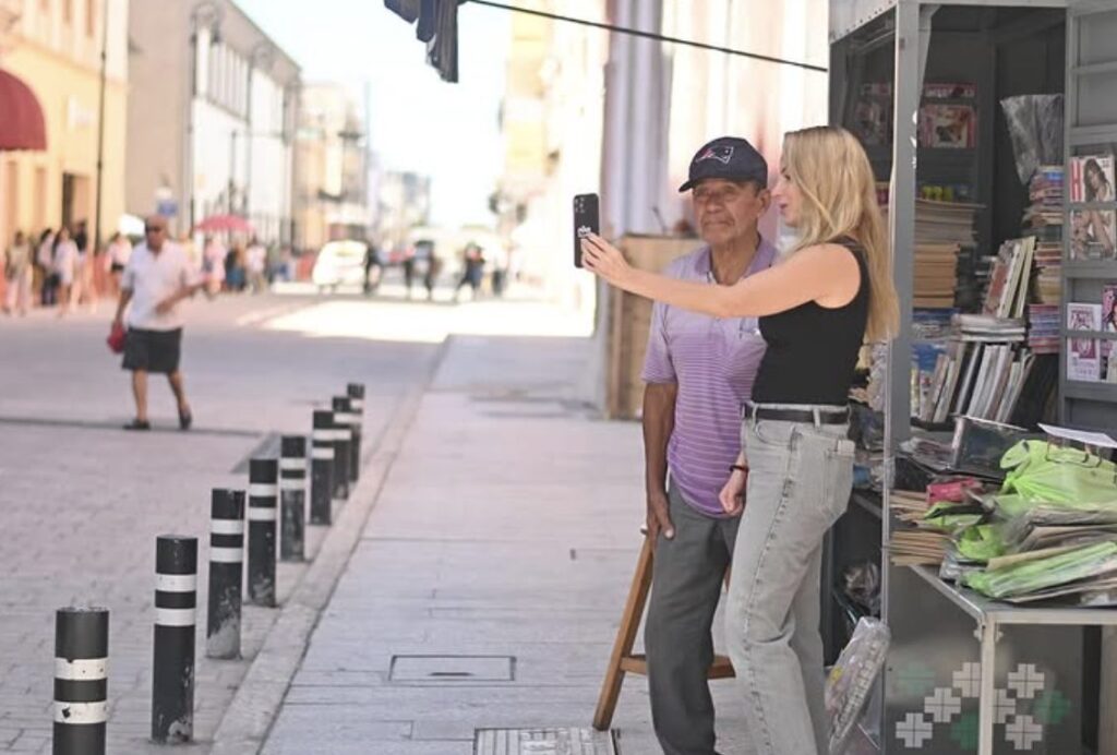 Patricia Lobeira entrega un nuevo módulo al histórico vendedor de periódicos “El Chino” en el Centro Histórico de Veracruz, símbolo de la integración entre modernidad y tradición.